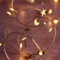 Warmweiße Micro Lichterkette auf einem Holztisch