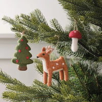 Zwei LED Sterne an den Zweigen eines Weihnachtsbaumes