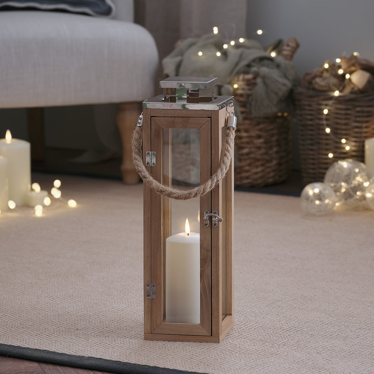 34cm hohe Holzlaterne mit Glasfenstern und TruGlow LED-Kerze auf Teppichboden