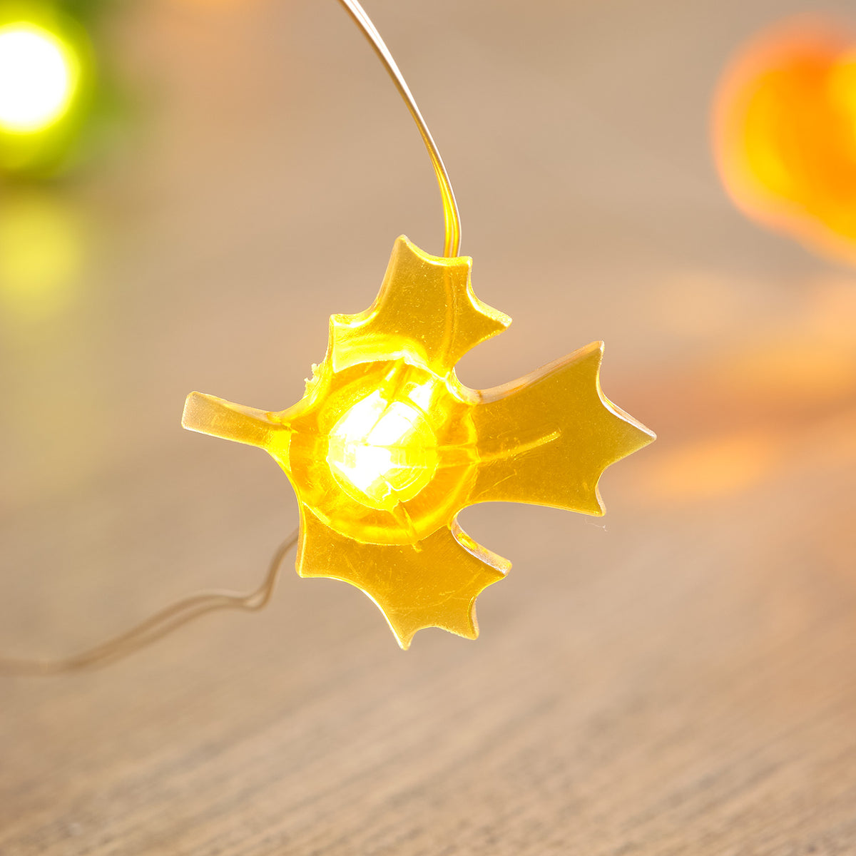 Leuchtendes gelbes Ahornblatt aus Kunststoff als Teil der herbstlichen Lichterkette