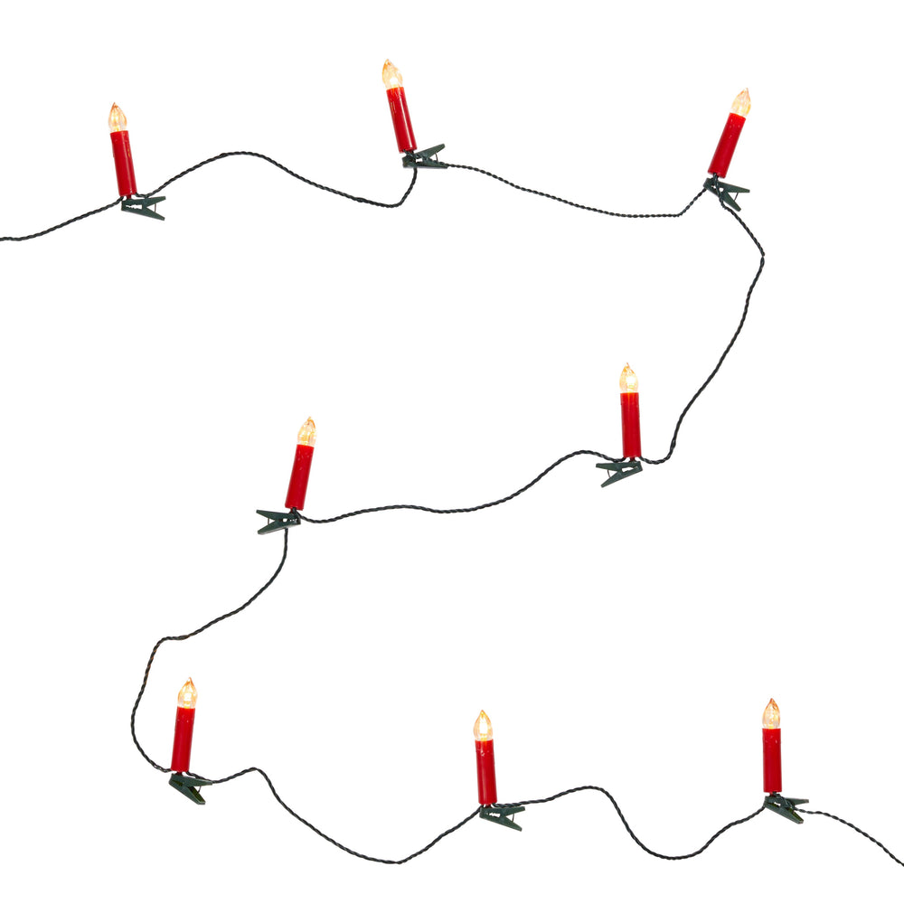 Lichterkette mit roten Kerzen und Clips auf weißem Hintergrund