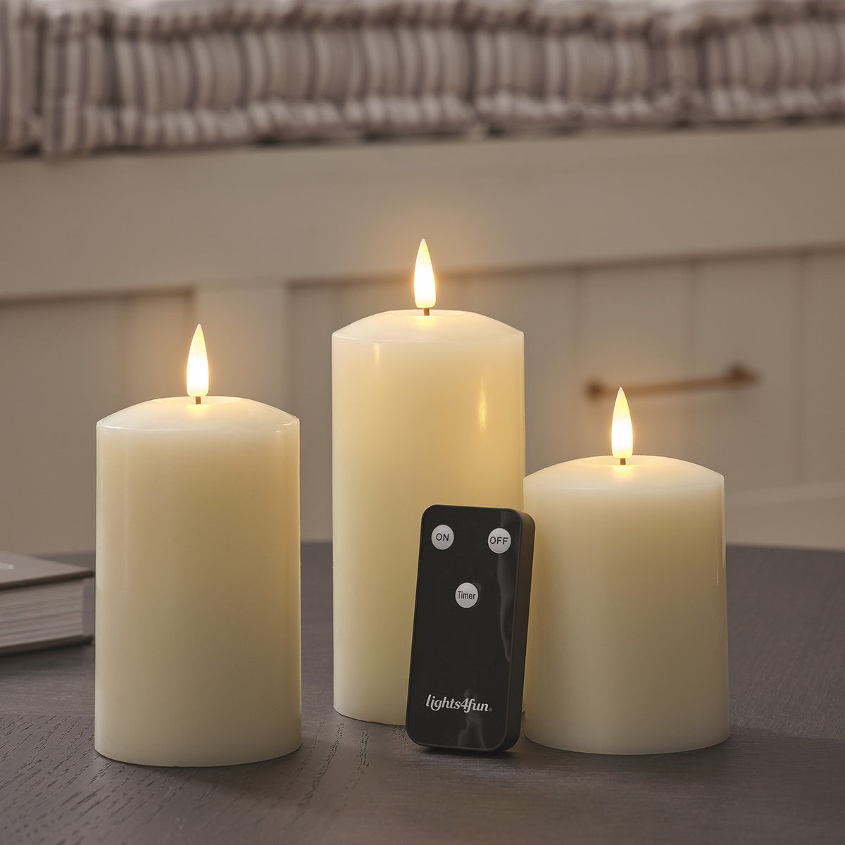 Drei LED Echtwachskerzen auf einem Tisch mit Kristallen und Glasflaschen