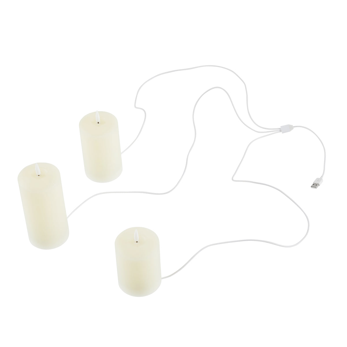 Drei elfenbeinfarbene LED-Kerzen mit USB-Ladekabel auf weißem Hintergrund