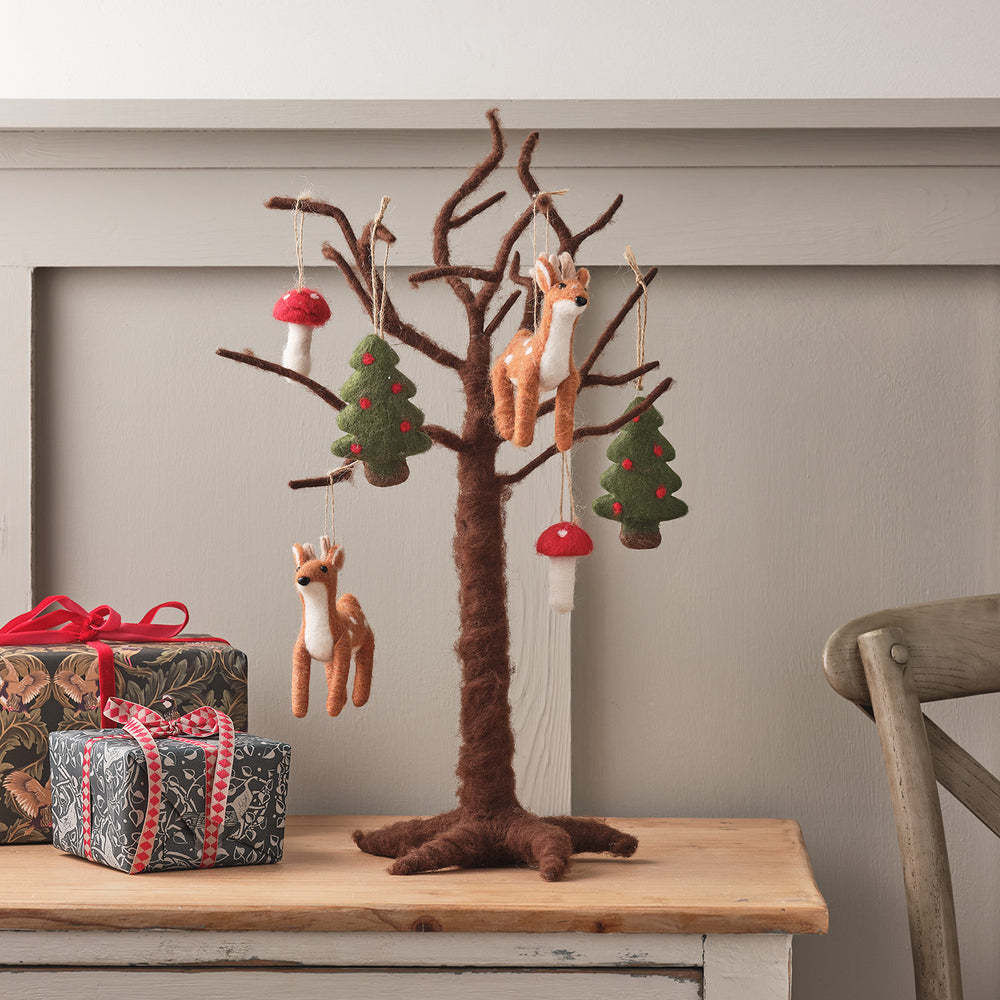 Brauner Deko Baum aus Filz mit biegsamen Ästen und Filzanhängern Rentier, Fliegenpilz und Tannenbaum