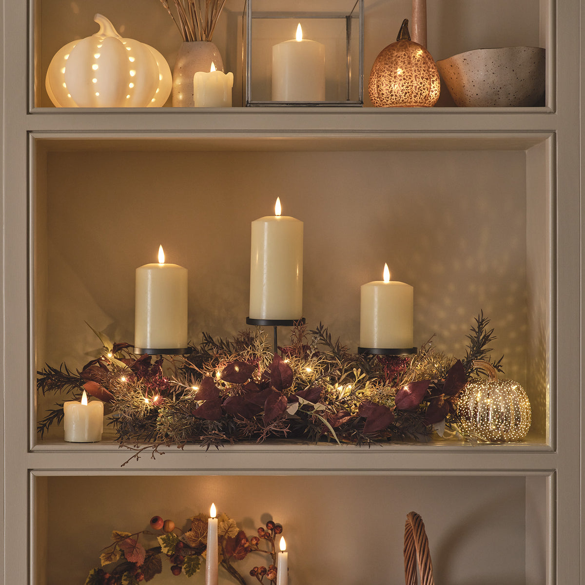 D-DE25006CA-TruGlow_LED-Kerzen-Trio_mit_schwarzen_Haltern_Herbstdeko_5
