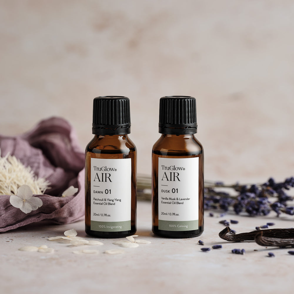Zwei braune Flaschen ätherischer Öle TruGlow AIR Dawn und Dusk mit schwarzem Verschluss