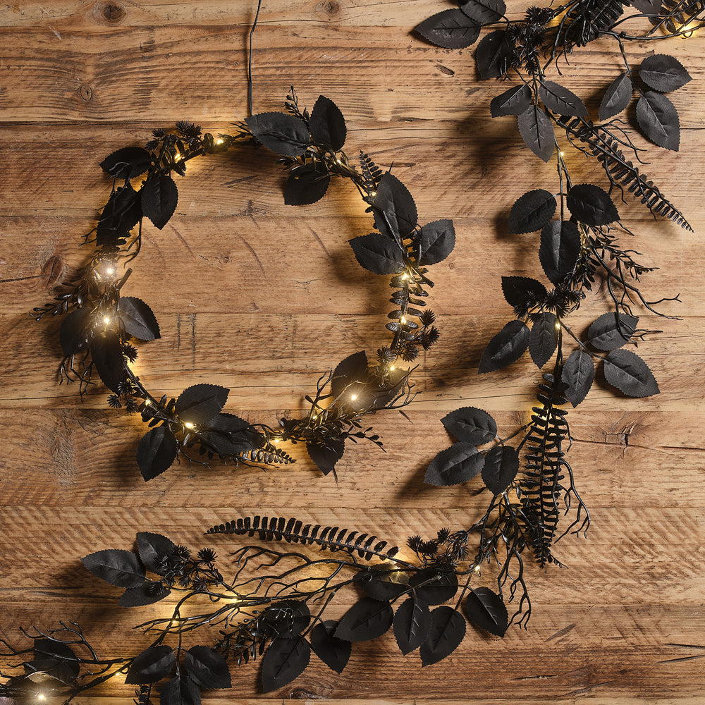 D-HA250123-Beleuchtetes_Halloween-Set_Schwarzer_Blaetter-Kranz_Girlande_1