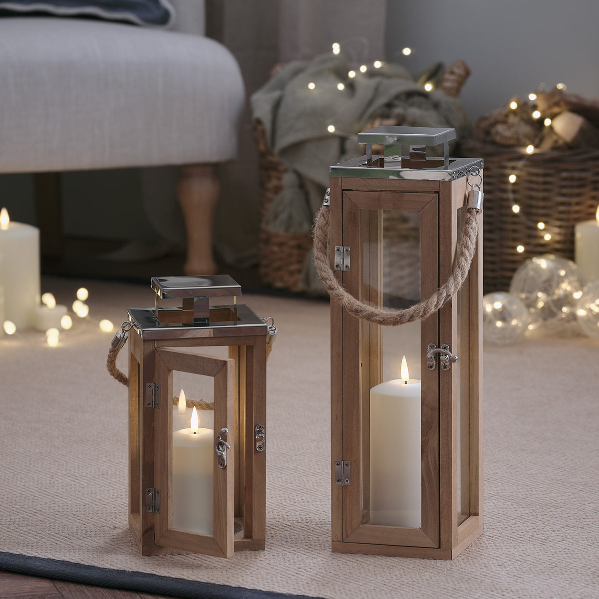 Zwei Salcombe LED Laternen aus Holz mit TruGlow Kerzen, eine kleine mit offener Tür, auf Teppichboden