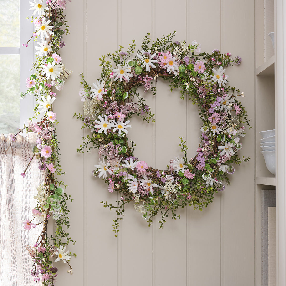 Detailansicht LED-Blumenkranz mit Margeriten, Blättern und warmweißen Mikro-LEDs