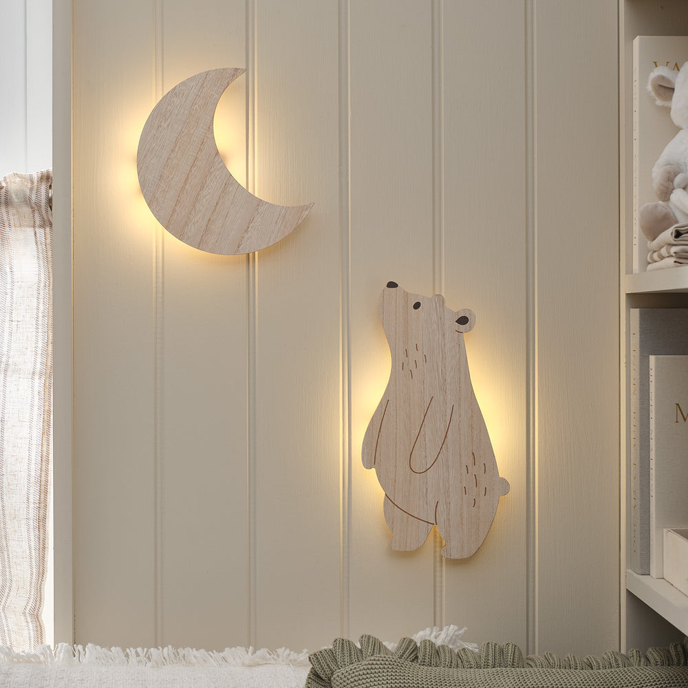 Wand-Nachtlichter Mond und Bär aus Holz mit warmweißem Licht im Kinderzimmer