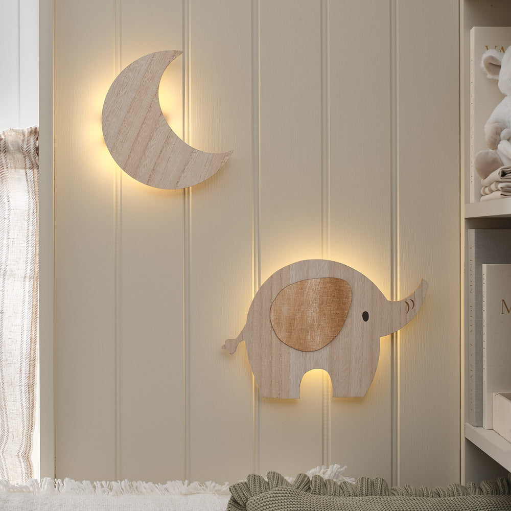 Zwei Wandlampen im Kinderzimmer: Holzsilhouetten von Mond und Elefant mit warmweißem Licht