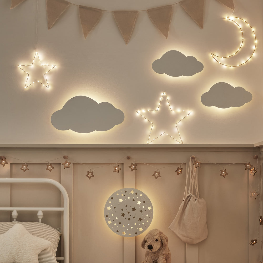 Kinderzimmerwand mit beleuchteten Sternen, Wolken und Mond als Wanddekoration