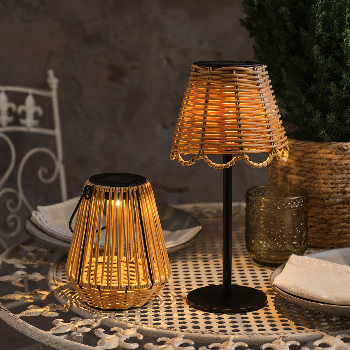 Solar Tischleuchten Set mit leuchtender Rattan-Hygge Laterne und Kurv Tischlampe auf Metalltisch