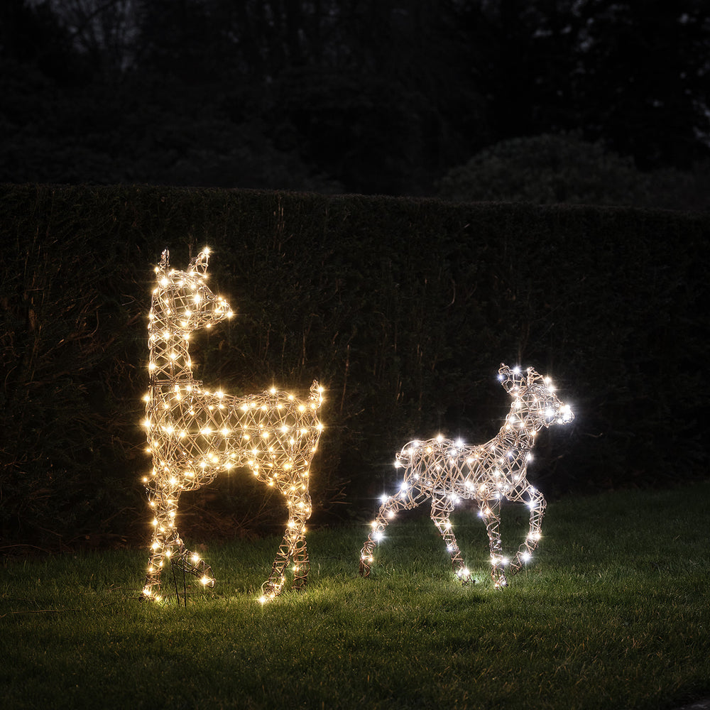 LED-Rentier Hirschkuh mit warmweißen und Rehkitz mit kaltweißen LEDs im Garten bei Nacht