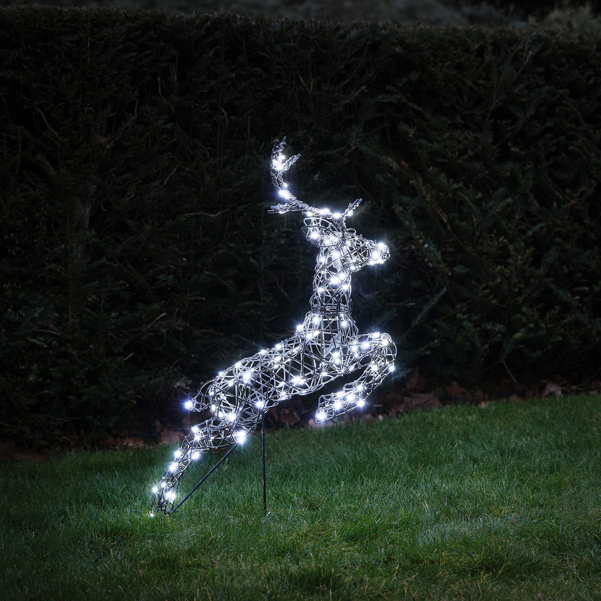 3er Set springende LED-Rentierfamilie mit kaltweißen Lichtern auf grünem Rasen bei Nacht
