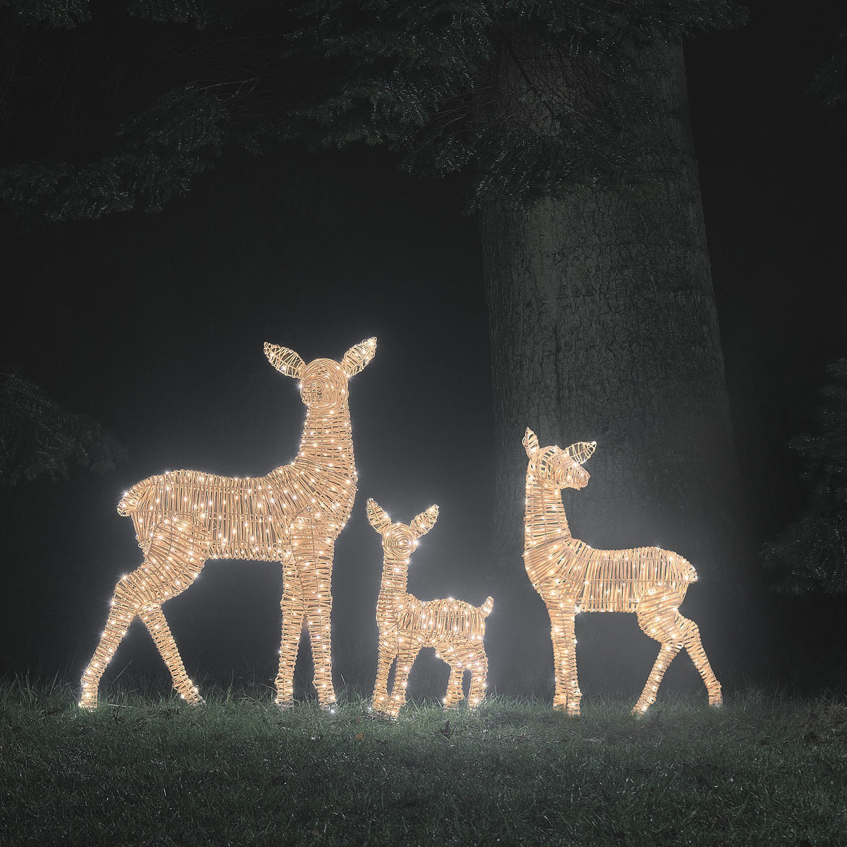 Nahaufnahme des Rattan-Geflechts und Mikro-LEDs an LED-Rentier