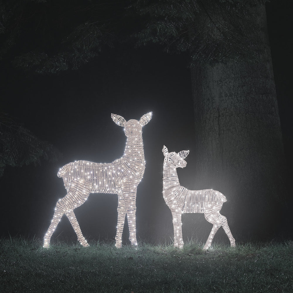 LED-Rentier-Set mit Hirschkuh und Rehkitz in klarem weißem Licht vor dunklem Baum