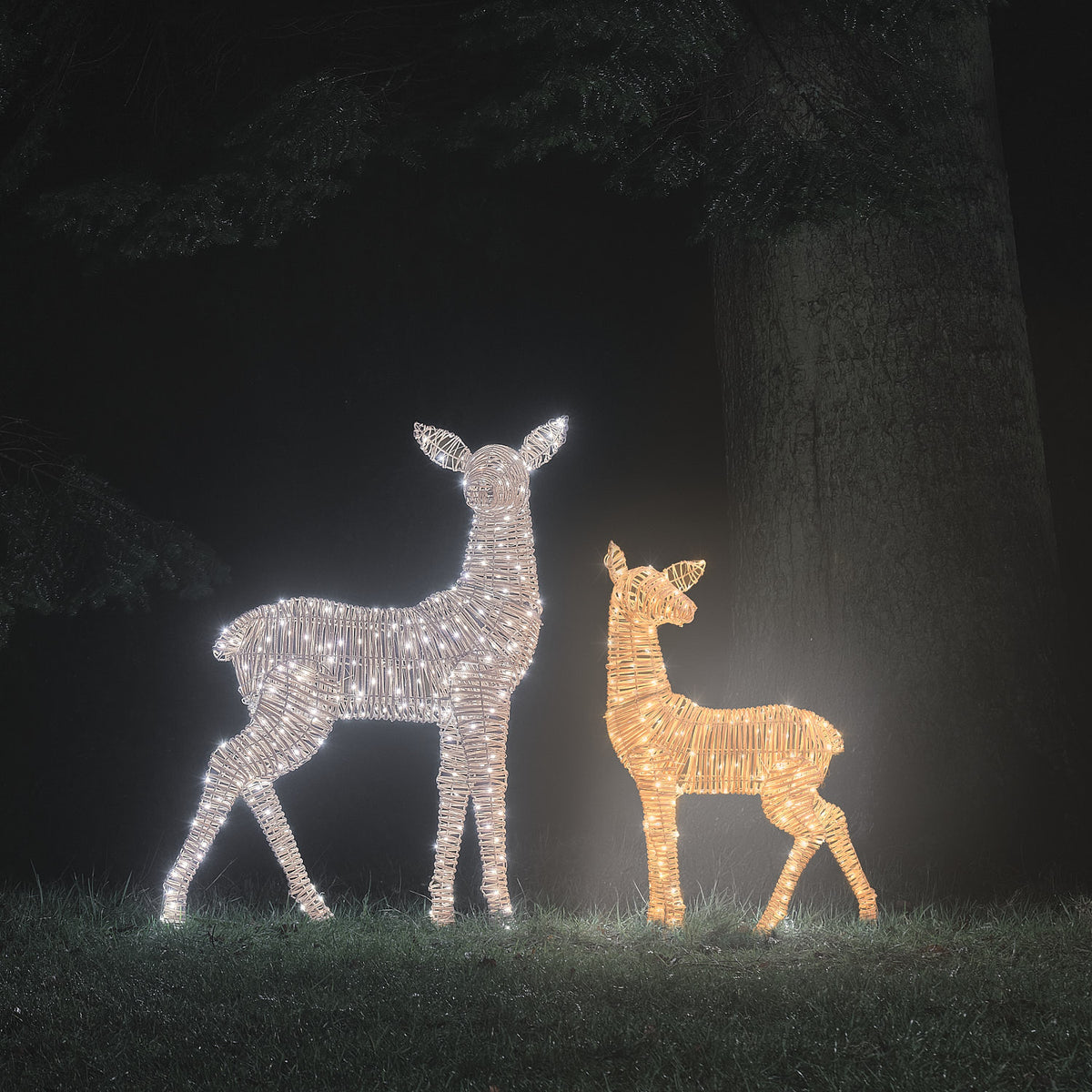 Nahaufnahme der Rattan-Optik und LED-Beleuchtung am Rahmen eines Rentierfiguren-Sets