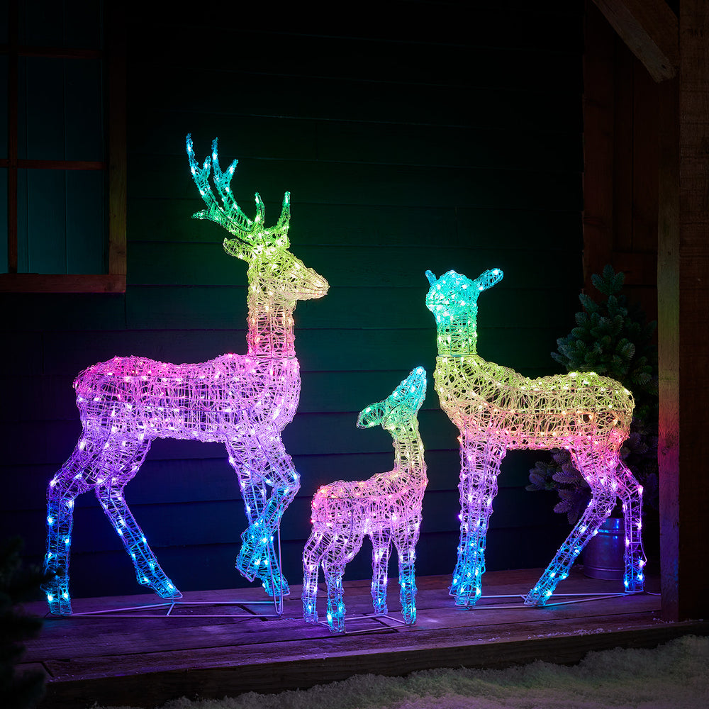 Drei LED-Rentiere in Acryl mit Farbwechselbeleuchtung vor dunkler Wand