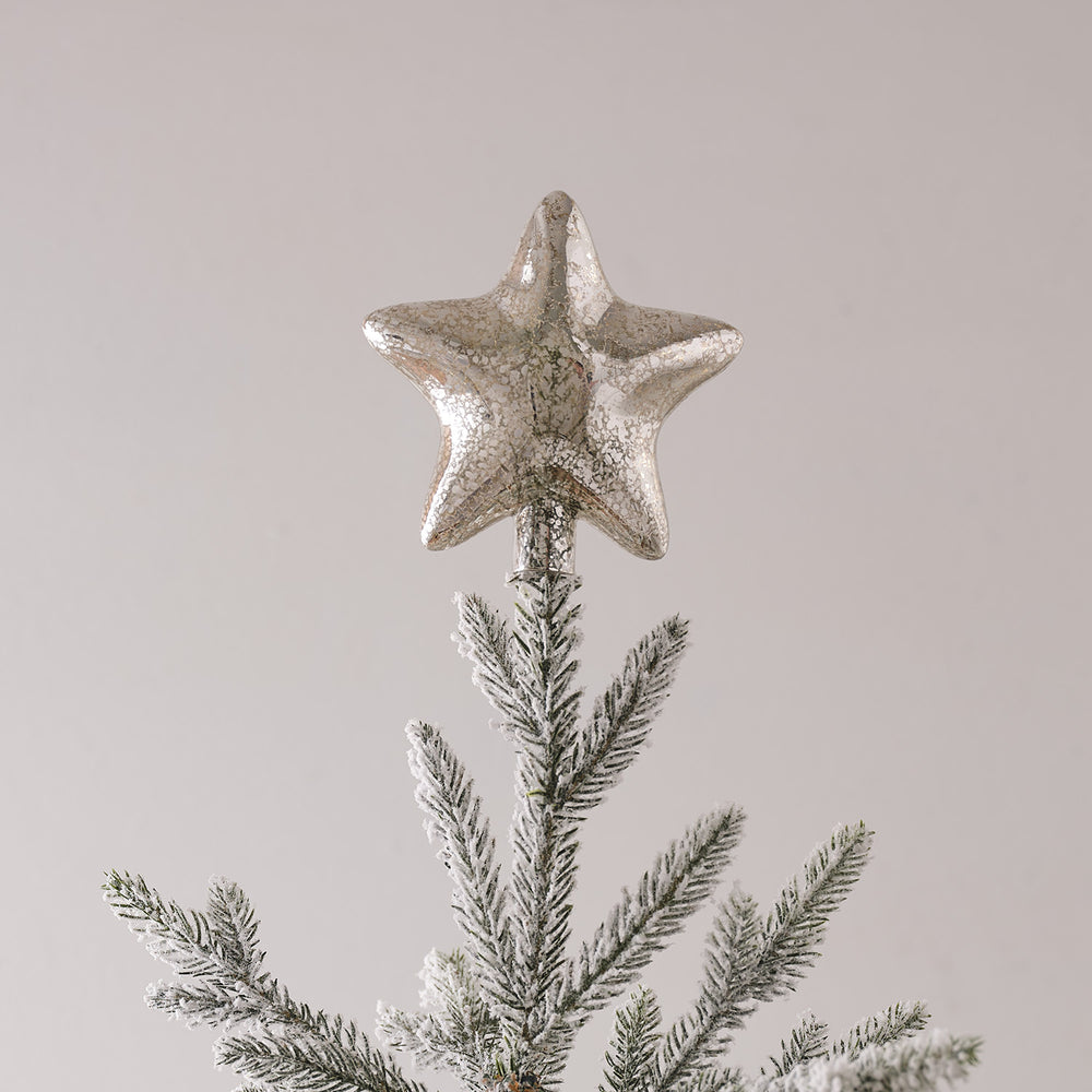 Antikgraue Weihnachtsbaumspitze in Sternform aus Glas mit Aluminium-Galvanik auf Tannenzweig