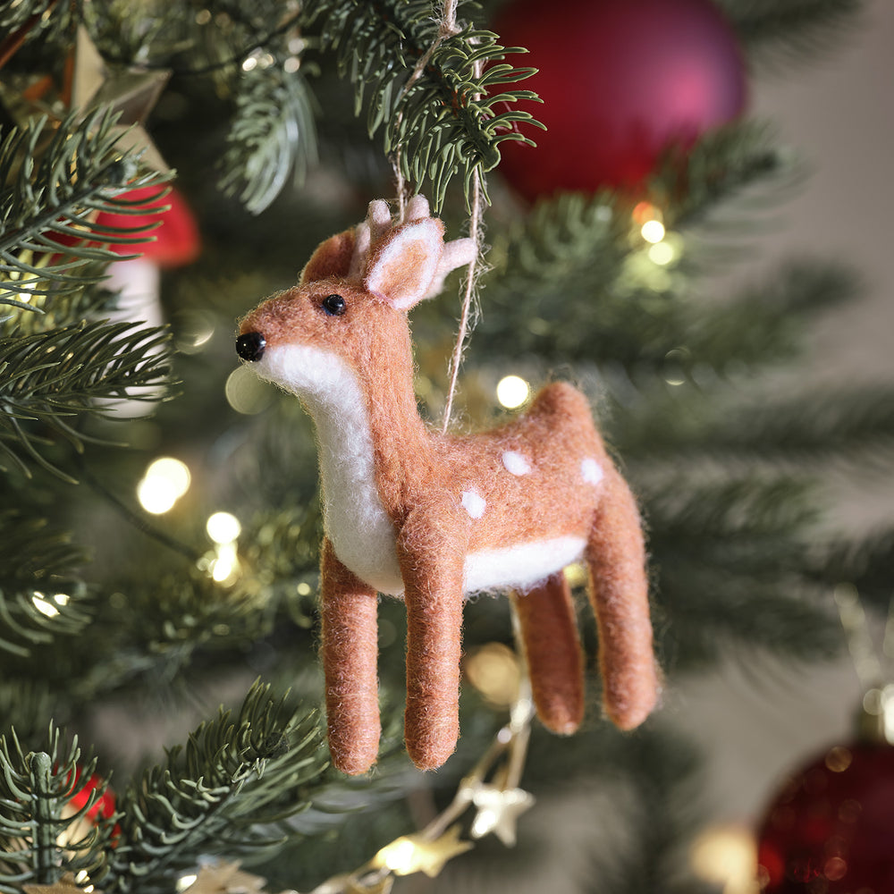 Nahaufnahme Filzanhänger Rentier mit weißen Punkten am Weihnachtsbaum