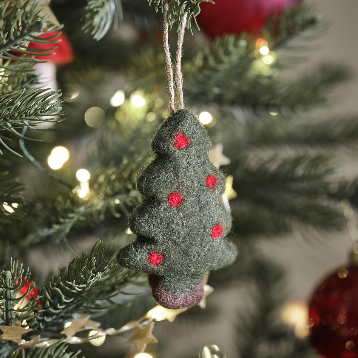 Filzanhänger grüner Tannenbaum mit roten Punkten am Weihnachtsbaum