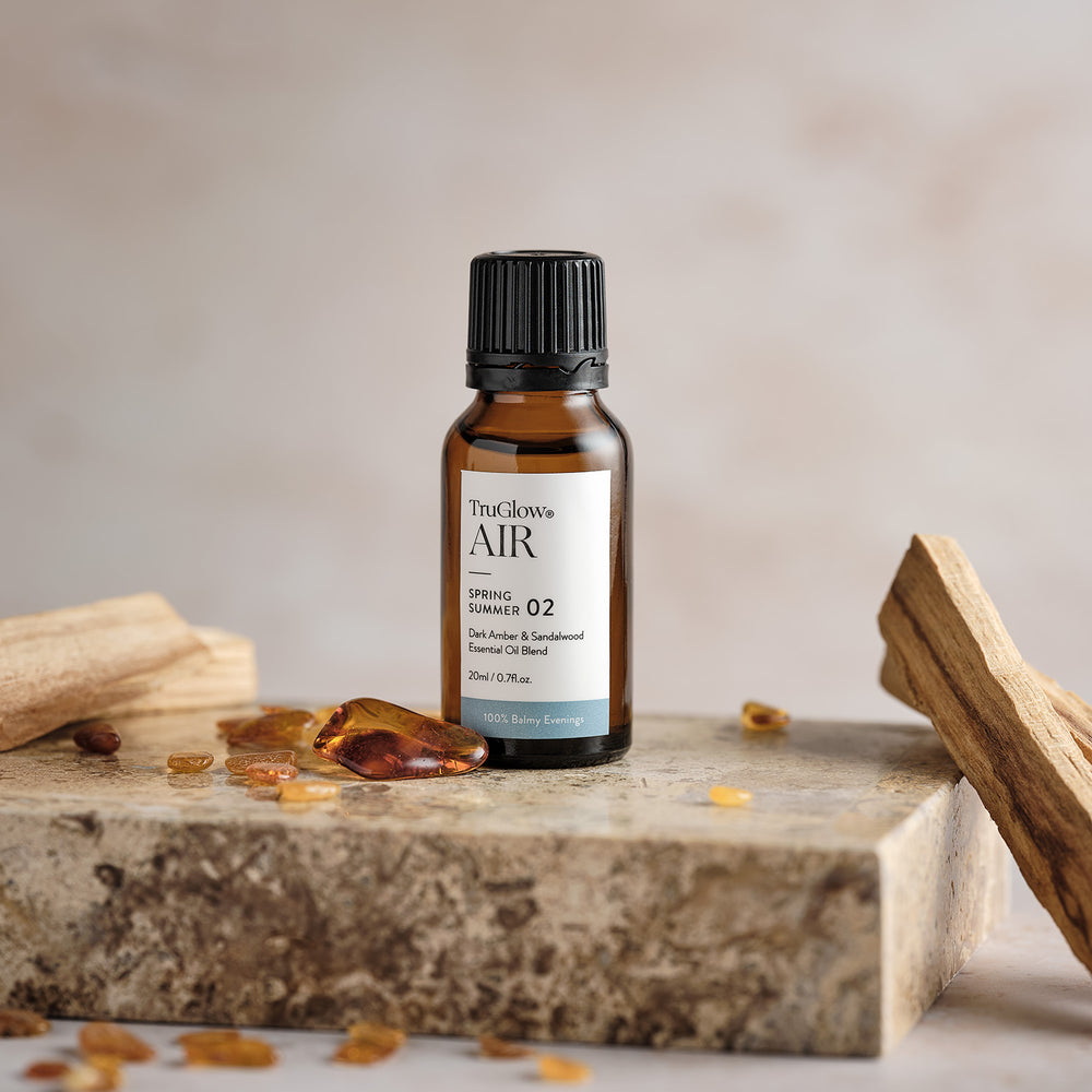 Braune Flasche TruGlow AIR ätherisches Öl Dunkler Amber & Sandelholz mit Bernstein und Sandelholzstücken