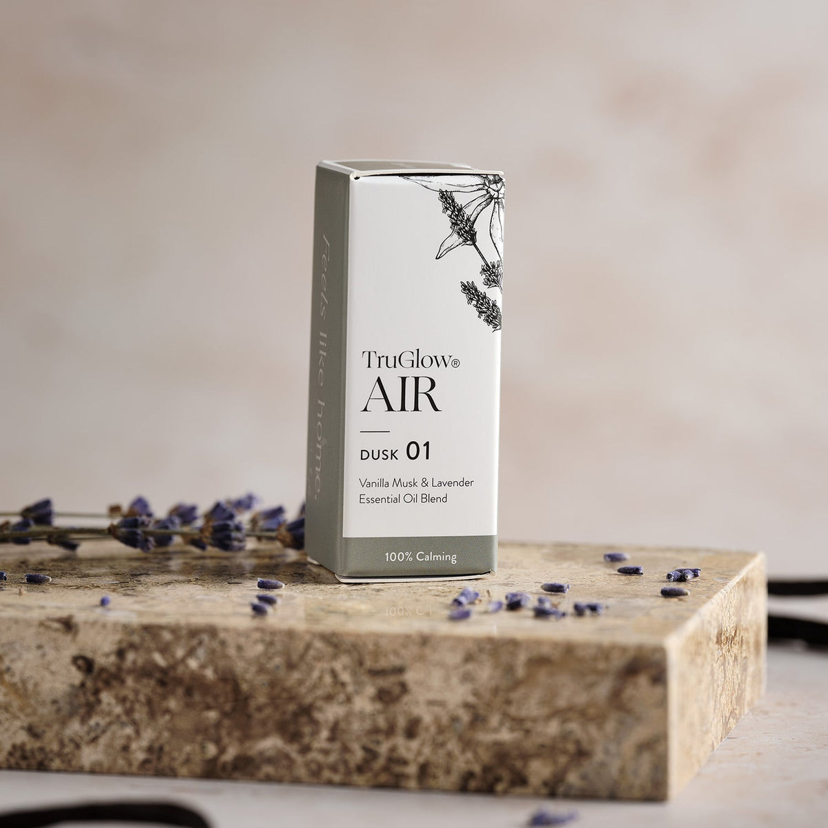 Verpackung des TruGlow AIR ätherischen Öls Vanille-Moschus & Lavendel mit Lavendelzweigen