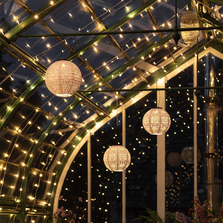 Beleuchteter Lichterhimmel mit weißen Tyvek-Solarlampion-Lampen in einem Gewächshaus