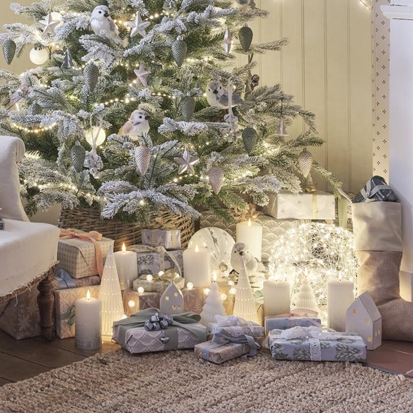Weihnachtsbaum mit Schnee, Geschenke und leuchtende Drahtkugel mit Micro-LEDs am Boden
