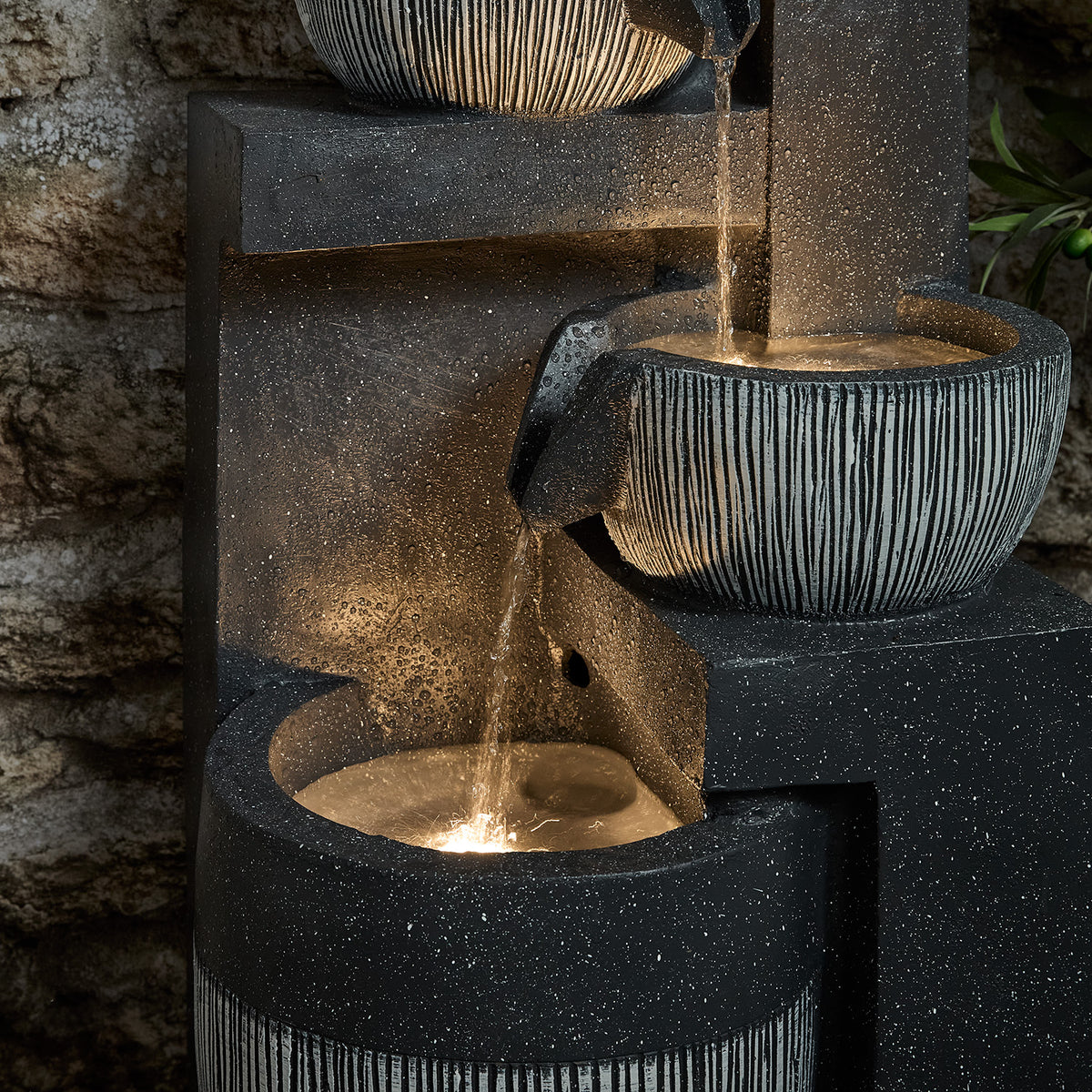 Mittlerer Bereich des Gartenbrunnens mit Wasserbecken und Wasserfall mit LED-Beleuchtung