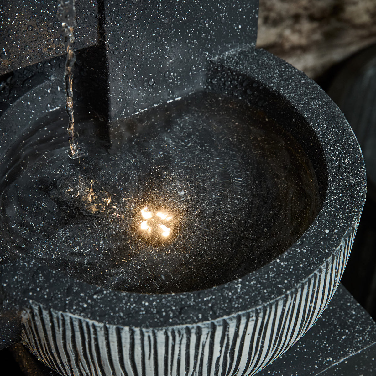 Detailansicht des Wasserbeckens mit beleuchtetem Wasser im Darnbrook LED Gartenbrunnen