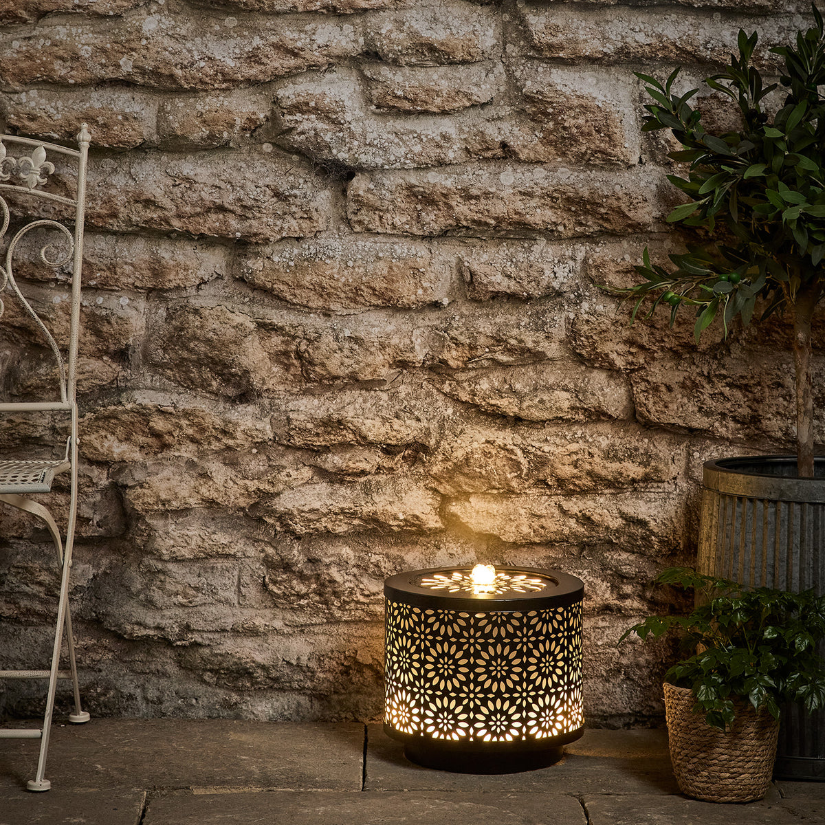 Lucia LED Gartenbrunnen mit leuchtendem Muster und Wasserfontäne in Outdoor-Umgebung