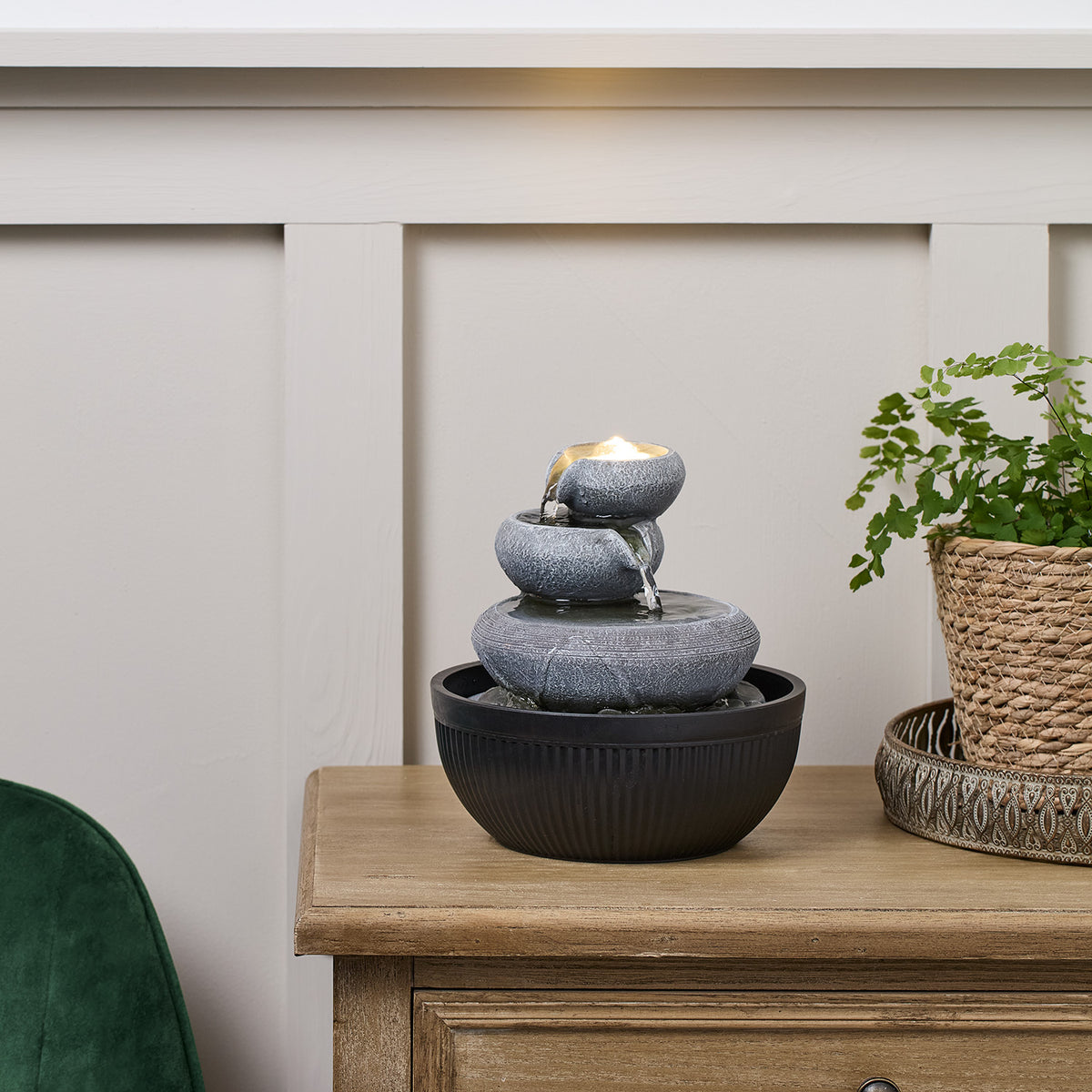 Zimmerbrunnen mit fließendem Wasser und warmweißer LED-Beleuchtung im Wohnraum