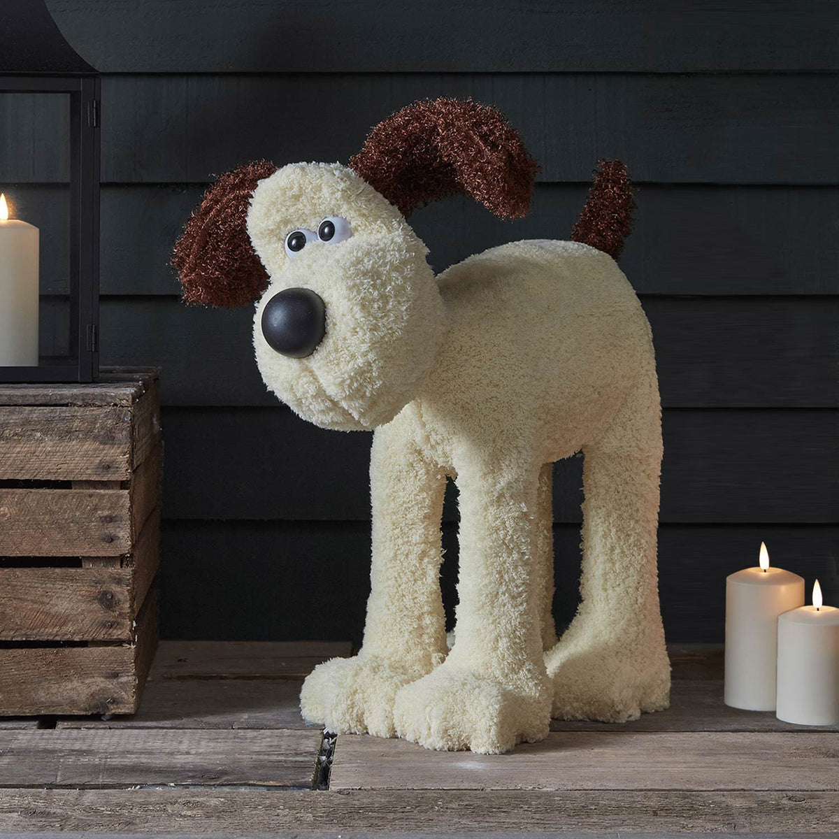 Gromit LED-Figur ohne Beleuchtung mit flauschigem Fell und braunen Ohren auf Holzuntergrund