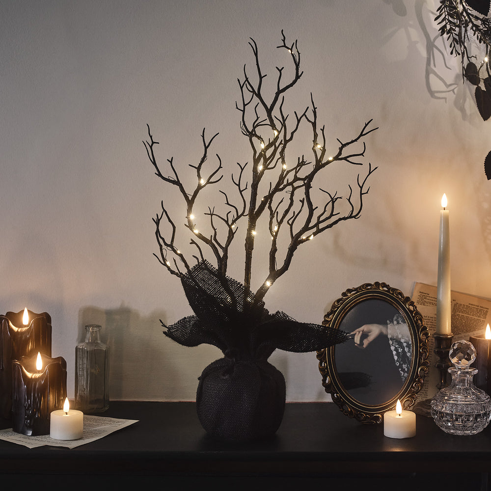 50cm hoher schwarzer Deko-Baum mit LED-Lichterkette auf Tisch neben Kerzen und Spiegel