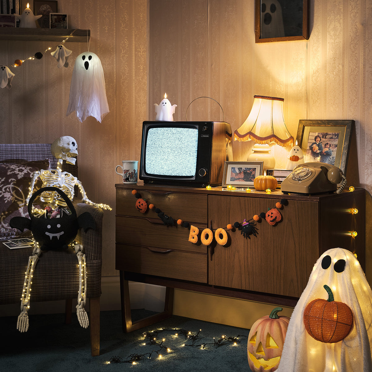 Gemütliches Zimmer mit Halloween Deko, Skelett, TV und Halloween Filzgirlande BOO