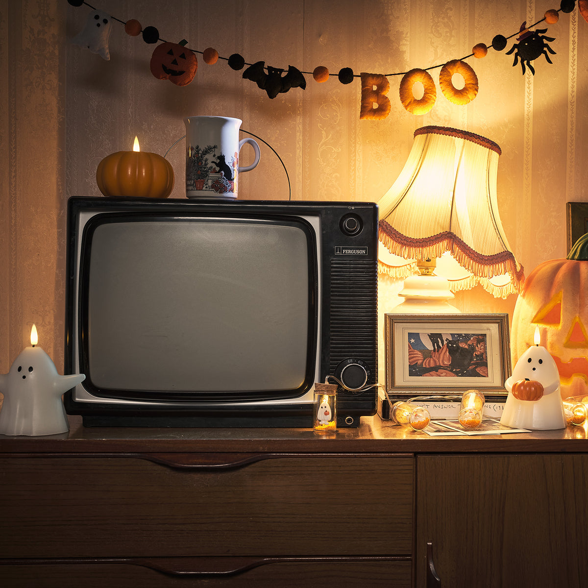 Alter Fernseher mit Halloween Deko, Geisterfiguren, Kürbis und Filzgirlande BOO