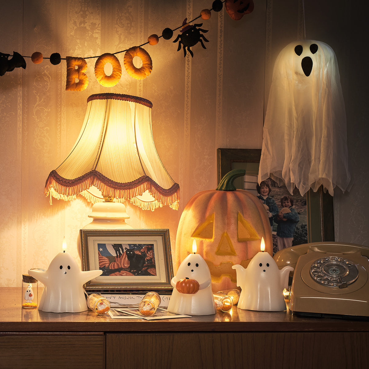 Halloween Tischlampe, Kürbis, Geisterfiguren und Filzgirlande BOO an Wand