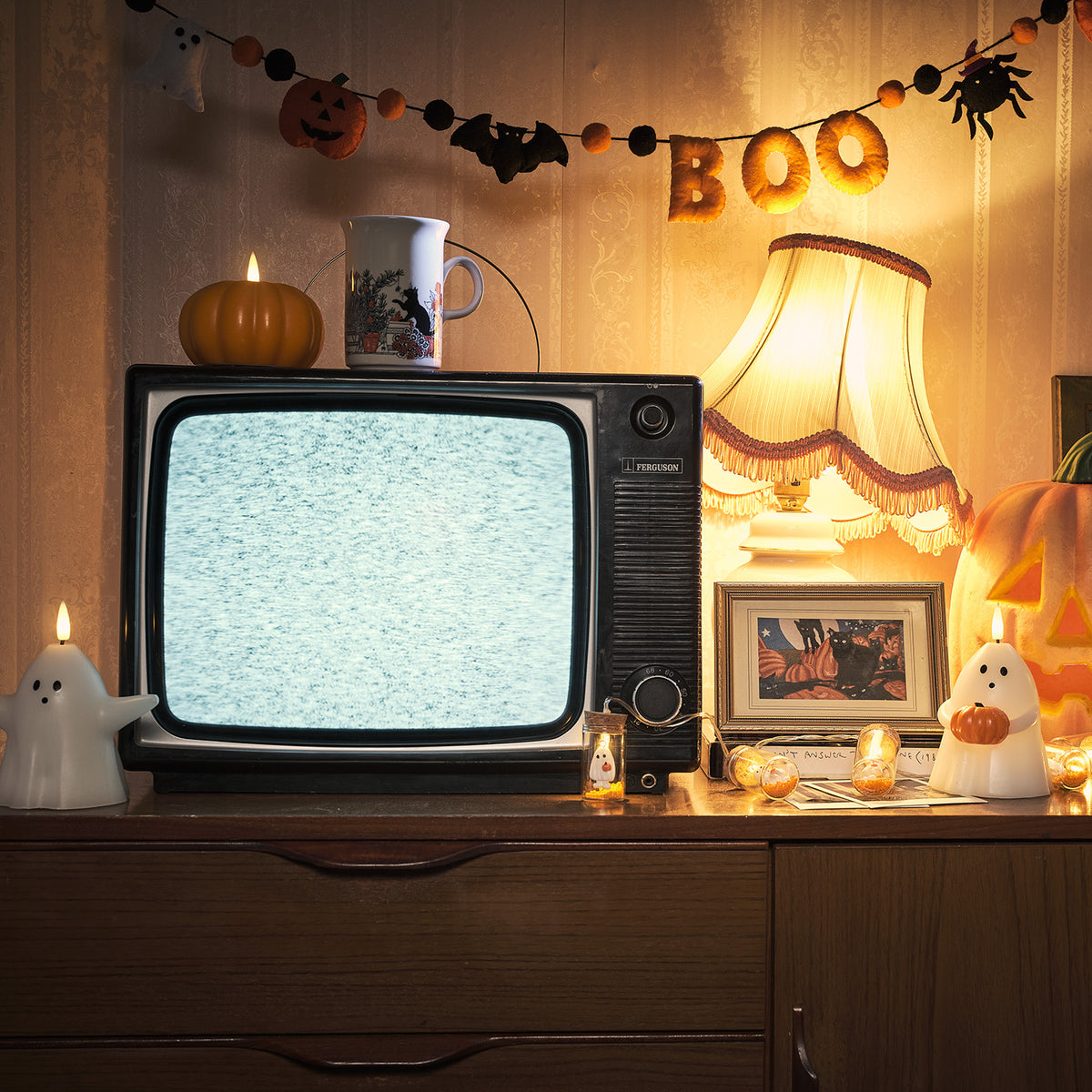 Halloween-Deko mit TruGlow LED Geist-Kerze, Kürbis-Kerze und altem Fernseher mit Störbild
