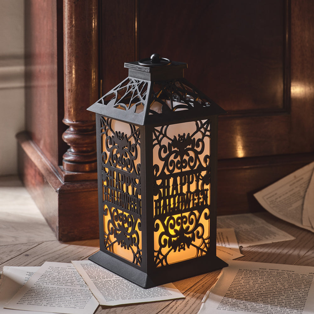Schwarze Halloween-Laterne mit Fledermaus- und Spinnennetz-Motiv und warmweißem Flammeneffekt