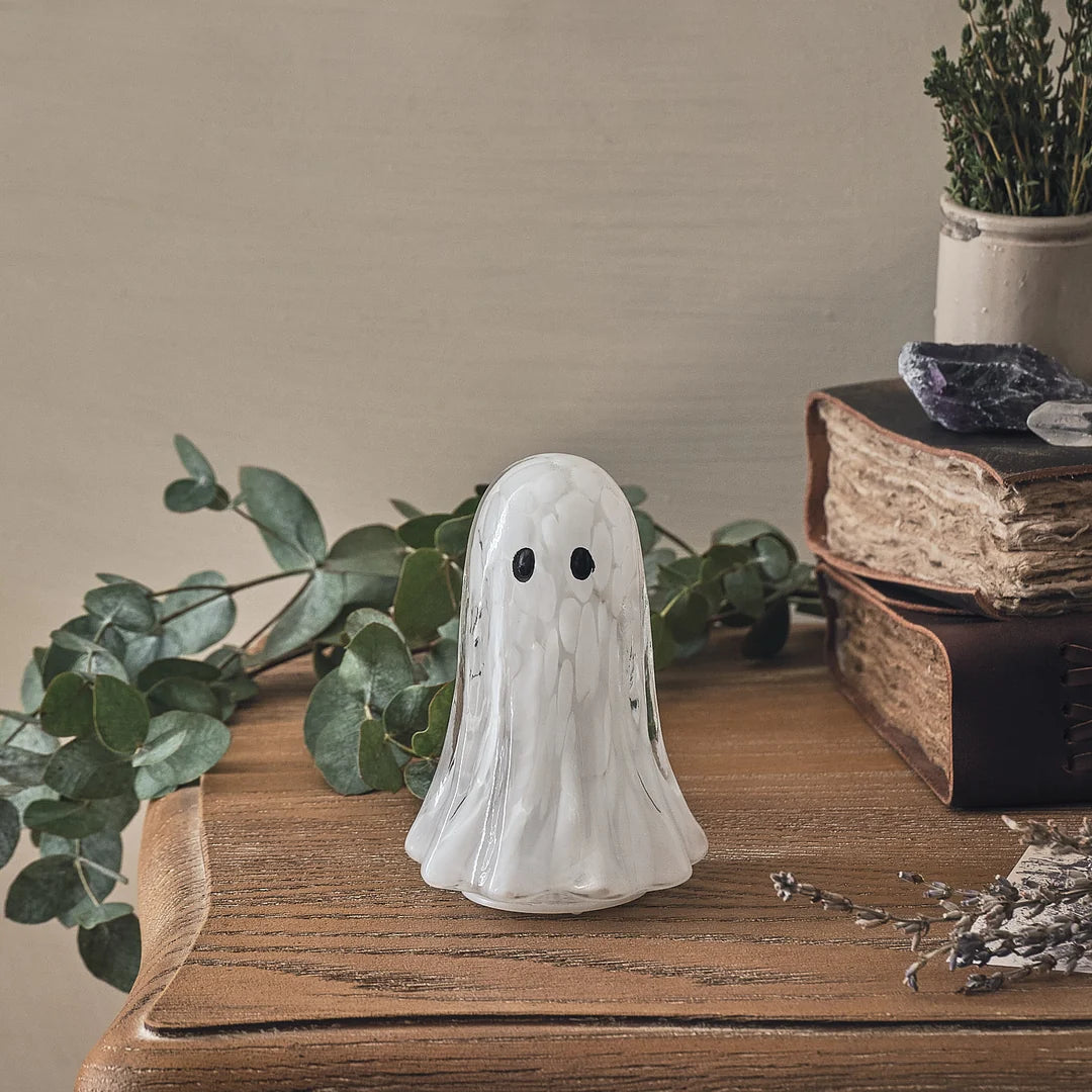LED-Halloween-Geistfigur aus Konfettiglas mit schwarzen Augen auf Holztisch