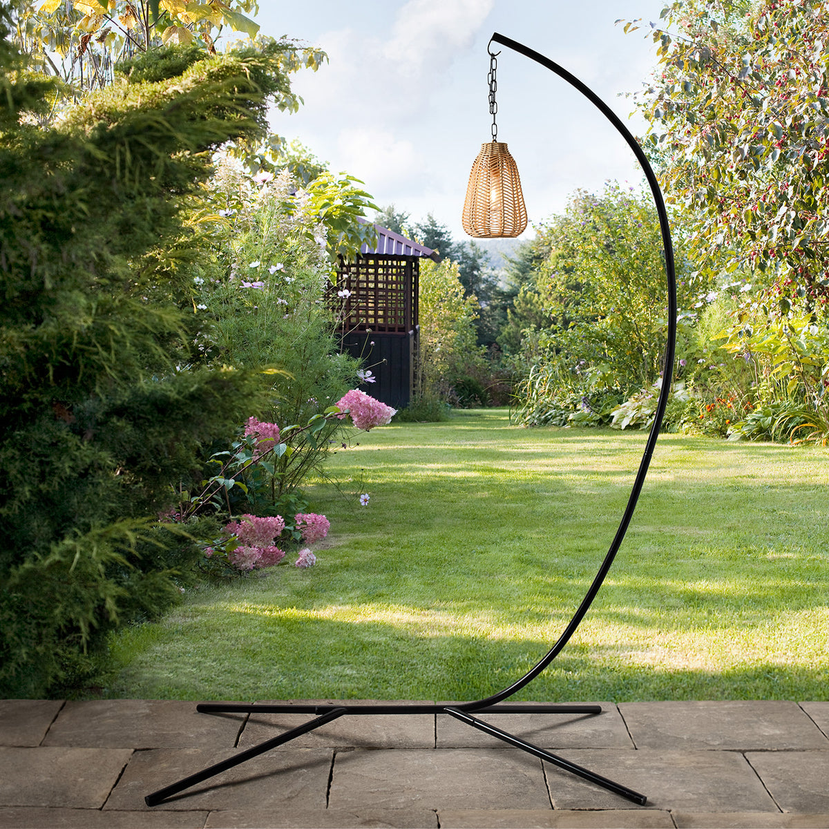 Schwarze Halterungsstange mit einer weiteren Solar Hängelampe aus hellem Material im Garten