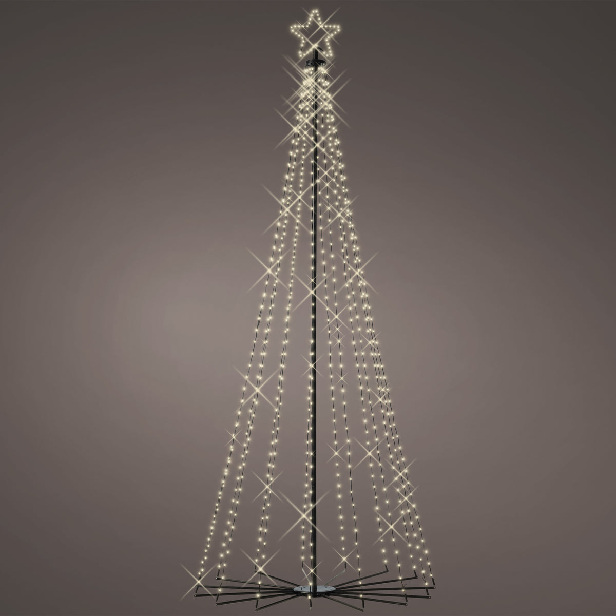 Nahaufnahme des leuchtenden Sterns und der warmweißen LED-Lichter am oberen Teil des Weihnachtsbaums