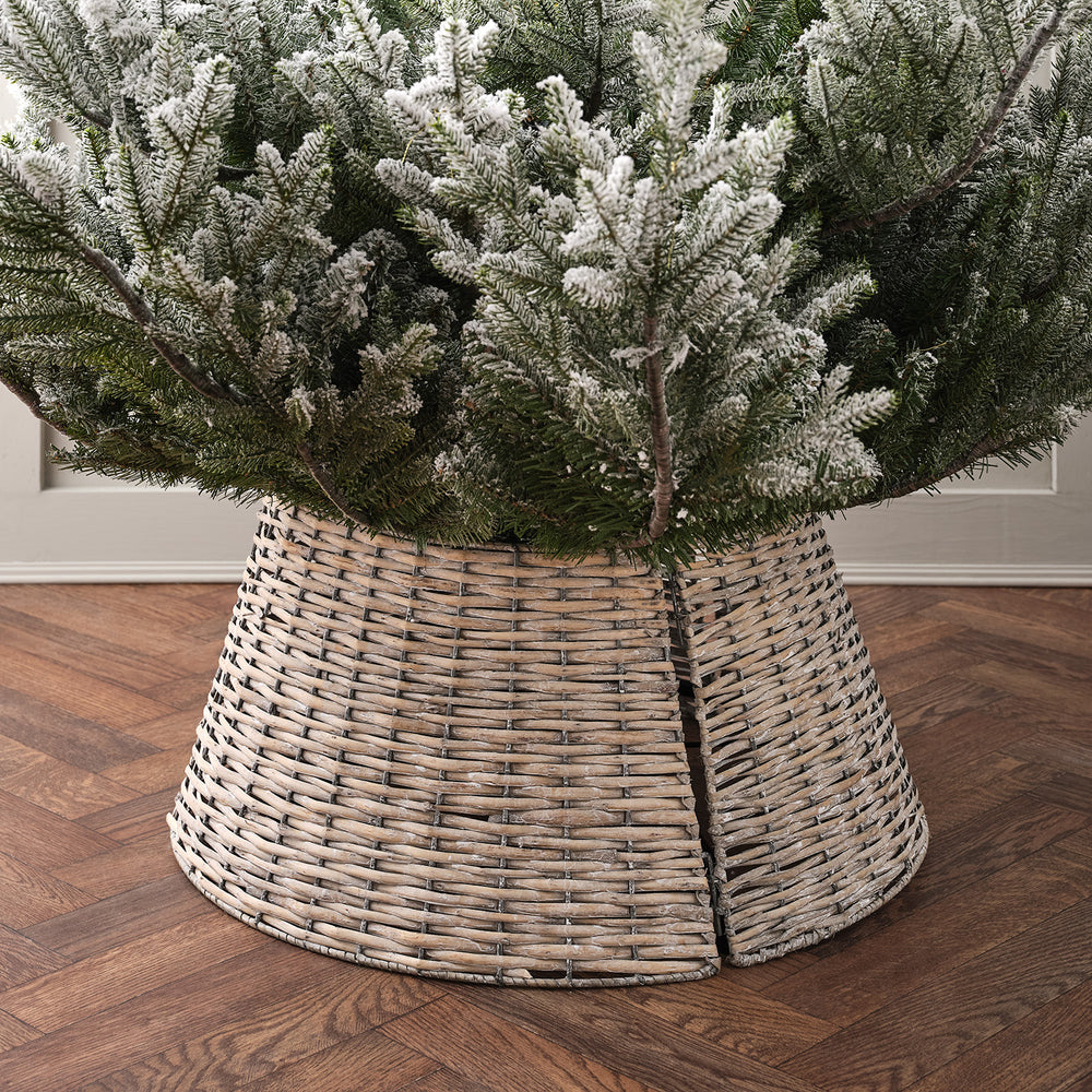 Rattan Weihnachtsbaumrock in drei Teilen um einen Baumstamm mit Schneeimitat