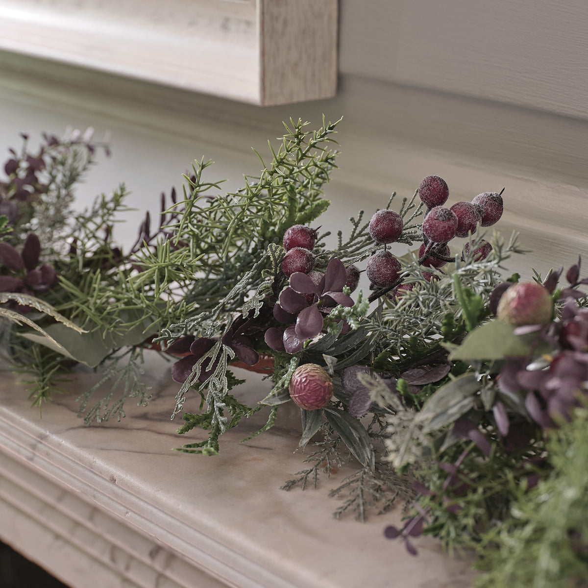 Detailansicht der winterlichen Girlande mit frostigen lila Beeren und warmweißen Mikro-LEDs