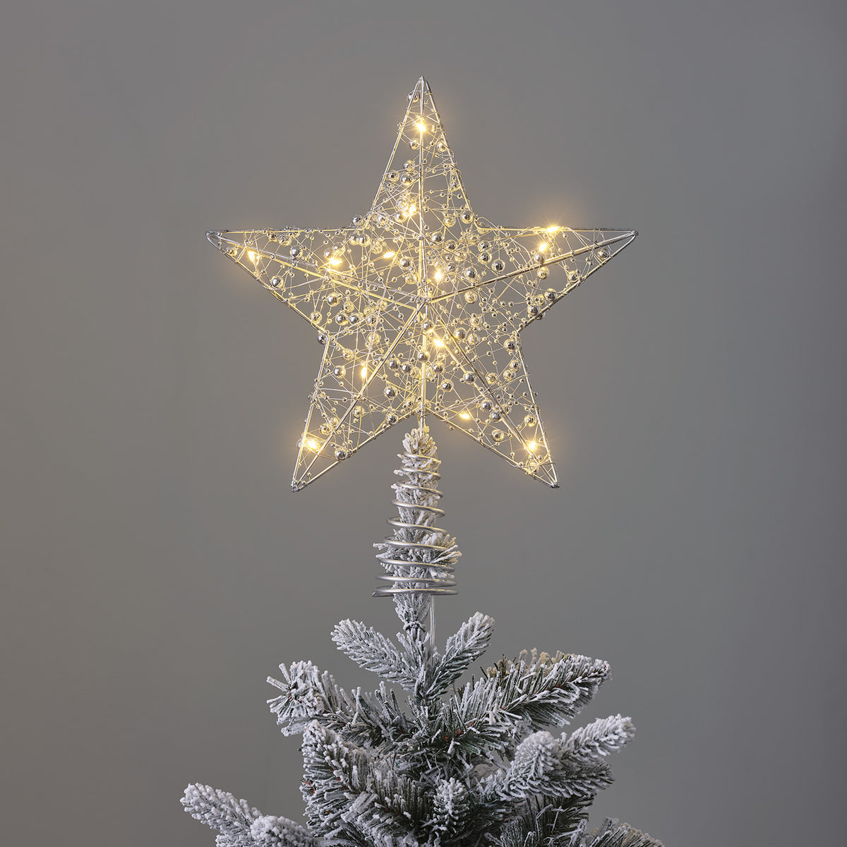 LED-Stern Weihnachtsbaumspitze mit silbernen Perlen und warmweißen LEDs auf Baumspitze