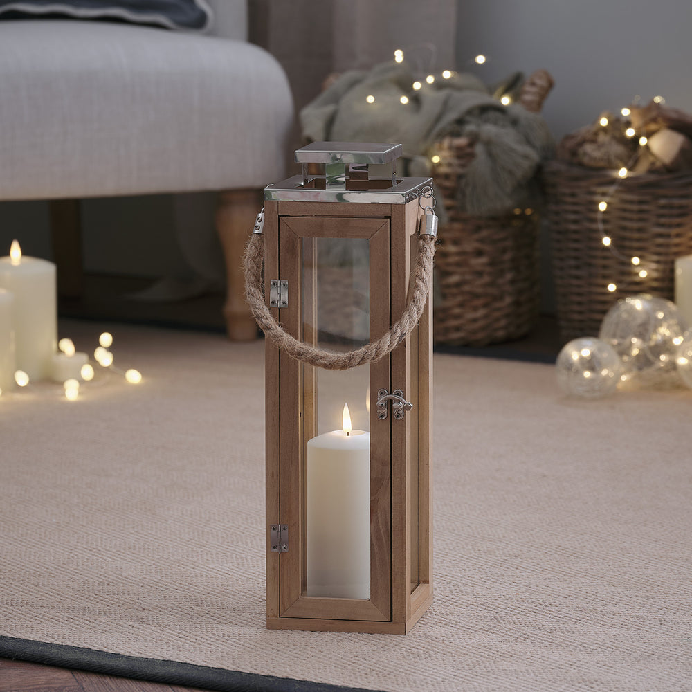 Große Salcombe LED Laterne aus Holz mit TruGlow Kerze und Hanfseilgriff auf hellem Teppich
