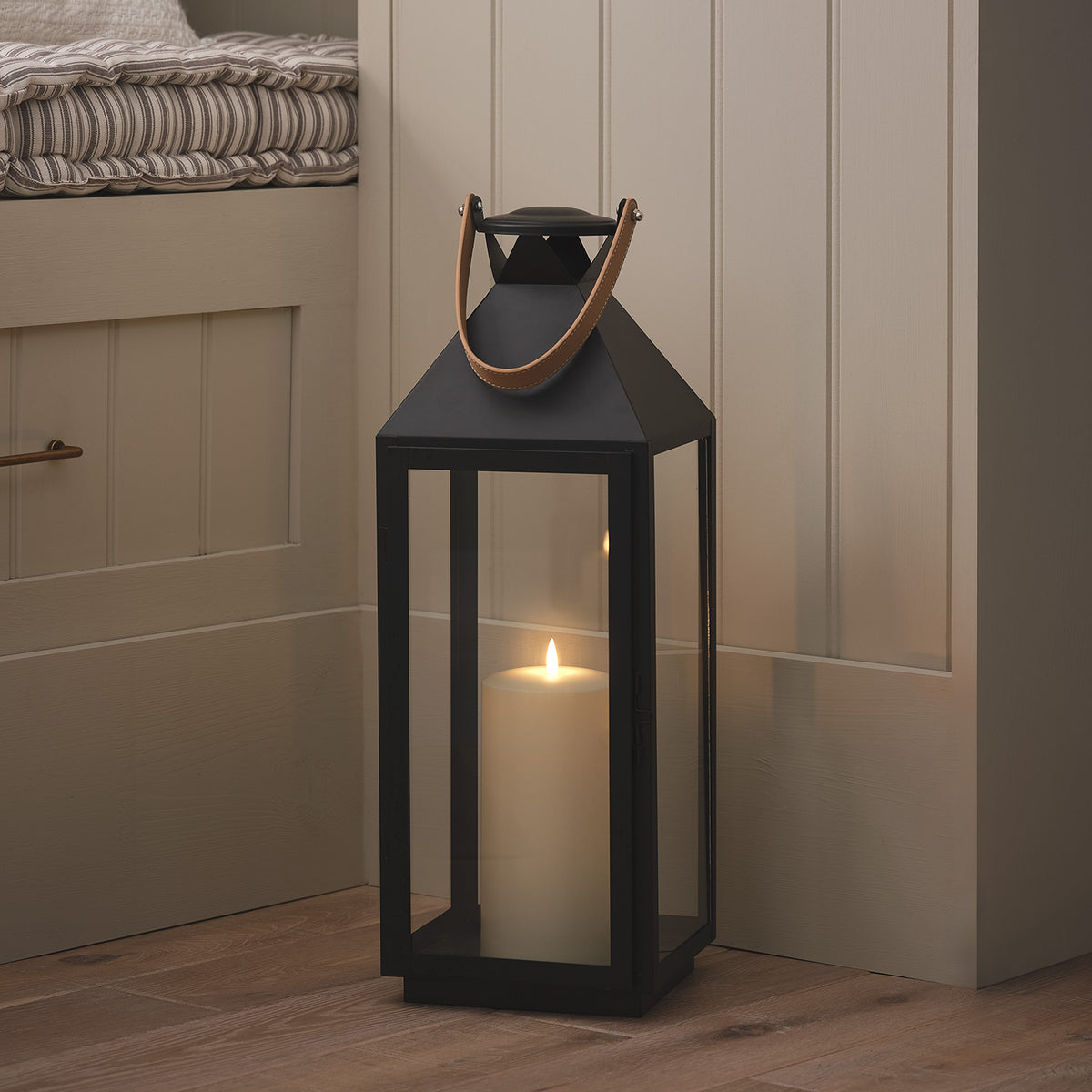 Große "Brixham" Laterne mit Ledergriff & TruGlow® LED-Kerze