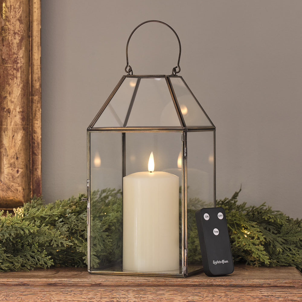 Metall-Laterne mit LED-Kerze neben Tannengrün auf Holztisch.